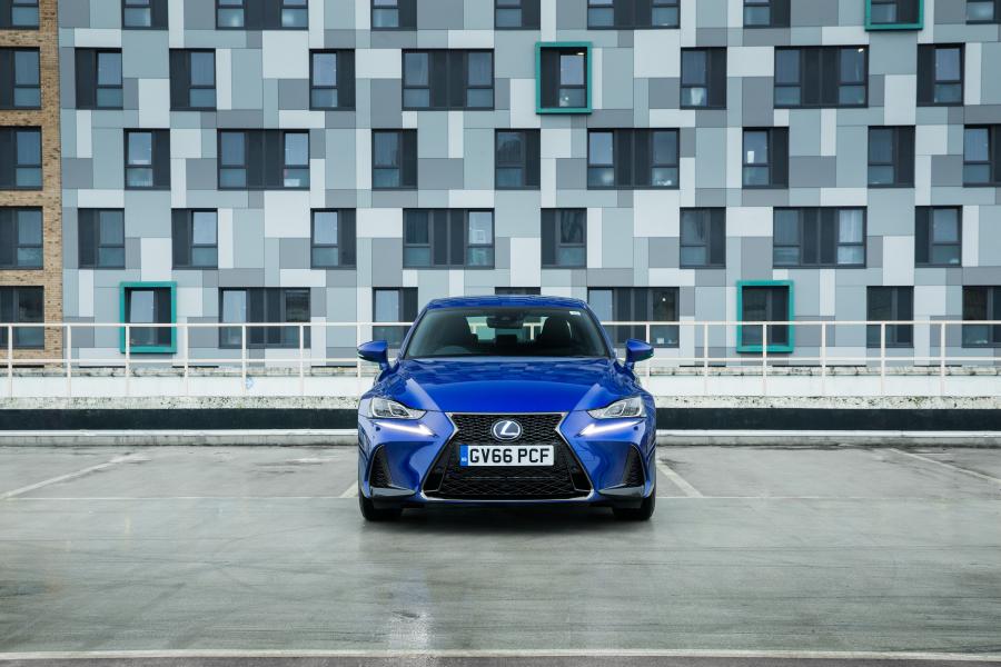  Lexus IS300h F-Sport 2016 года  (UK) (фото 10 из 17)